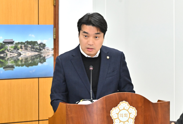 진주시의회는 지난 20일 제262회 임시회 도시환경위원회에서 신현국 의원 등 6명의 의원이 공동 발의한 ‘진주시 환경친화적 자동차의 보급 및 이용 활성화 지원 조례 일부개정안’을 통과시켰다.