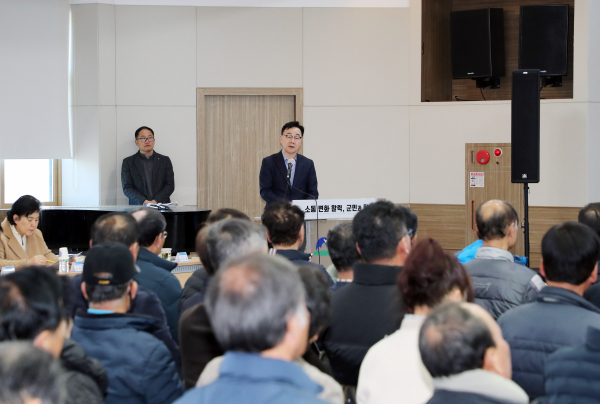하동군이 지난 19일 오후 2시 군청 대회의실에서 군민, 민간 전문가, 군의원, 공무원 등 200여 명이 참석한 가운데 ‘하동군 시설관리공단 설립 주민공청회’를 개최했다.