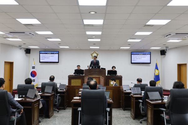 산청군의회(의장 김수한)는 21일부터 28일까지 8일간의 일정으로 제303회 임시회를 개회했다.