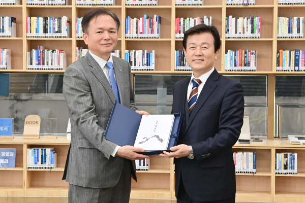 진주시는 21일 최용준 LIG 대표이사가 구자원 LIG 창업주 평전 기증을 위해 진주 K-기업가정신센터를 방문했다고 밝혔다.