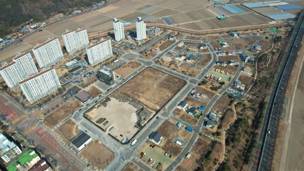 의령군은 청년 근로자의 주거 편의를 위해 2028년 준공을 목표로 의령읍 동동 지역에 공공임대주택 100호를 짓는다고 27일 밝혔다.