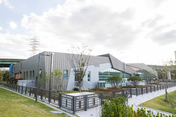 함안군은 현재 가야읍 상공회의소 내 위치한 상하수도사업소 청사를 칠원 물재생센터(칠원읍 오곡로 132-39) 1층으로 오는 3월 8일 이전하고 3월 10일부터 업무를 개시한다고 밝혔다.