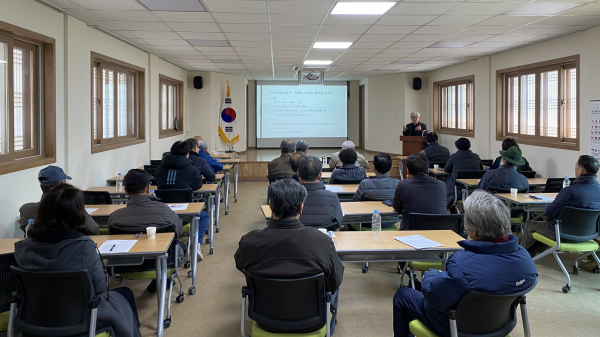 합천군(군수 김윤철)은 지난 26일 오후 2시 삼가면에 위치한 남명교육관에서 ‘제2회 세계유산 특강’ 개강식을 개최했다.