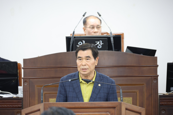 안천원 산청군의원(라선거구, 무소속)은 2월 28일 제303회 산청군의회 임시회 제2차 본회의에서 5분 자유발언을 통해 어린이 물놀이장 설치를 제안했다.