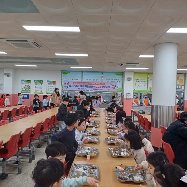 함안군 먹거리통합지원센터는 지난해 9월 관내 초중고 17개교 학교급식 시범운영을 시작으로, 이달부터 관내 31개교 6584명을 대상으로 학교급식을 전면 시행한다.
