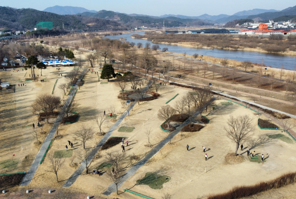 합천군(군수 김윤철)은 파크골프장의 잔디 생육 관리와 시설물 정비를 위해 4월 20일까지 관내 파크골프장 5곳(합천, 용주, 야로, 적중, 삼가)을 휴장한다고 밝혔다.