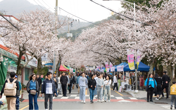 통영시(시장 천영기)는 2025 경상남도 지역특화축제 지원사업 공모에서 ‘ 봉숫골 꽃나들이 축제’가 선정돼 도비 1000만원을 지원받는다고 밝혔다.