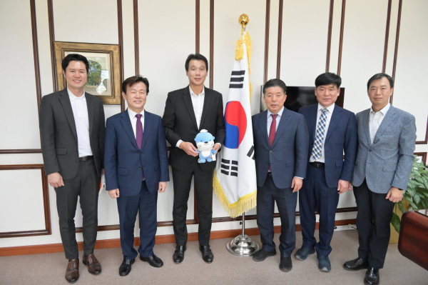 조규일 진주시장과 백승흥 진주시의회 의장, 진양호동물원 국제교류단이 싱가포르를 찾아 주싱가포르대한민국대사관과 싱가포르국립공원 관리청, 싱가포르동물원을 방문하여 진양호동물원 활성화 방안과 정원도시 문화 확산을 위한 교류 등을 도모했다.