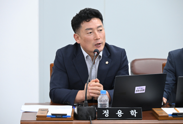 정용학 진주시의원이 ‘진주시 지역농산물 이용촉진 및 농산물 직거래 활성화에 관한 조례안’을 대표 발의하며 농산물 유통구조 개선 등을 통한 농가 소득 증진에 필요한 자치법규 마련에 나섰다.