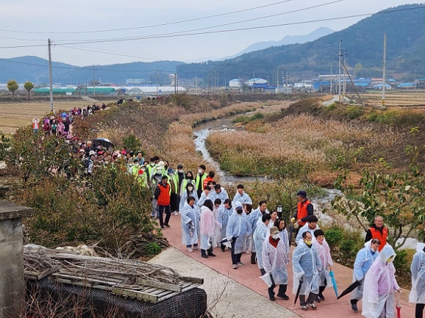 고성군(군수 이상근)이 겨우내 움츠렸던 일상에서 벗어나 봄 향기 가득한 자연 속에서 건강을 챙길 수 있는 걷기 행사를 마련했다.
