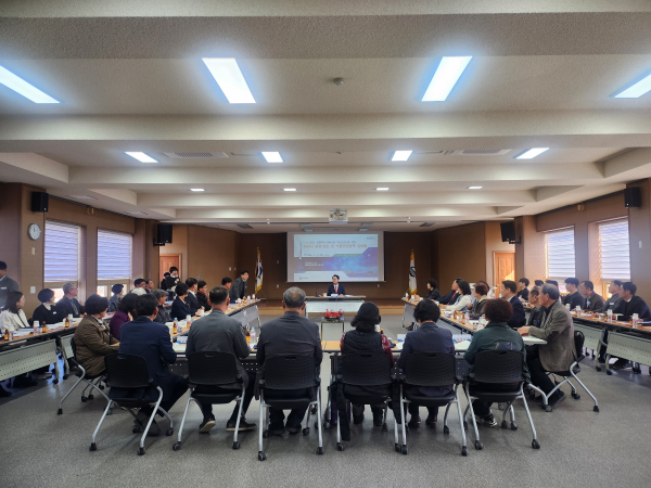 사천시(시장 박동식)는 지난 11일 사천시농업기술센터 대회의실에서 심의위원과 업무관계자 60여 명이 참석한 가운데 2026년도 농림축산식품사업 예산 신청을 위한 ‘사천시 농업‧농촌 및 식품산업정책심의회’를 개최했다.