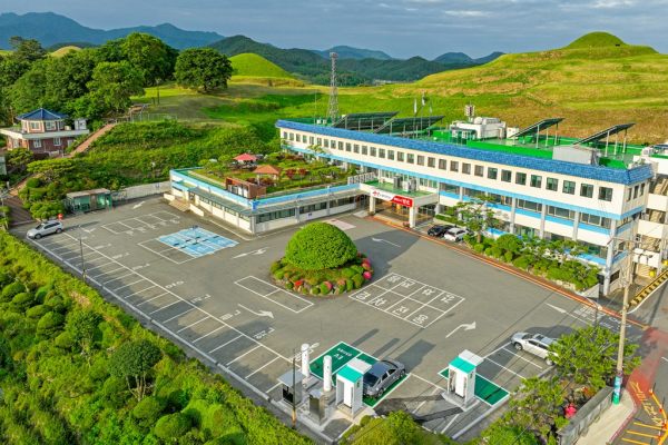 함안군은 최근 차고지 외 장소에 밤샘주차를 하는 화물차량과 전세버스로 인한 민원이 늘어남에 따라 이달 말까지 집중단속을 진행한다고 13일 밝혔다.