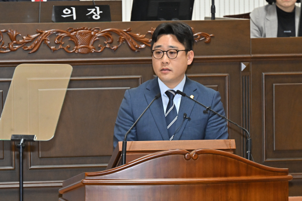 최민국 진주시의원이 17일 제263회 임시회에서 한국국제대학교 폐교 후 지지부진한 시설 매각 등 청산 절차 지연으로 지역 경제와 시민의 삶이 위태롭다며 지자체 차원의 대책을 마련할 것을 진주시에 요구했다.