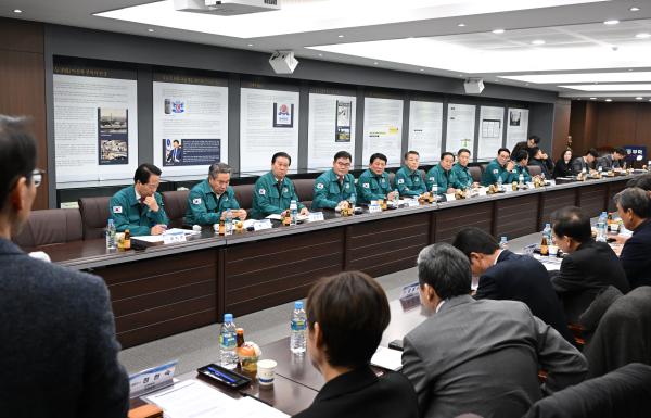 경상남도의회 경제환경위원회(위원장 허동원)는 17일 경남 경제의 안정과 지속 가능한 발전을 위해 경상남도상공회의소협의회와 간담회를 개최하고, 도내 자동차부품업체인 ㈜씨티알을 방문하여 기업 현장의 목소리를 들었다.