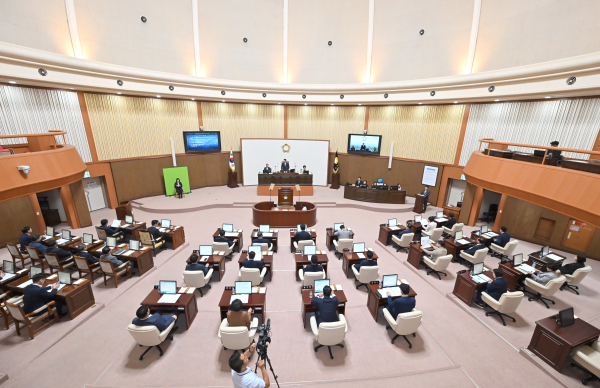 진주시의회가 한국토지주택공사(LH)의 데이터센터 신설 이전 계획 취소에 환영하는 입장을 밝혔다.