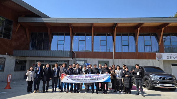 일본 미야자키현청 공무원과 럼버 미야자키 협동조합 관계자 등 20여 명이 21일 목조건축 대표도시 진주를 방문하여 목조건축 우수사례를 견학하고, 각국의 목조건축 사례에 대해 강연하는 등 교류 행사를 진행했다.
