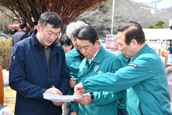 경남도의회는 최학범 의장을 중심으로 3일째 산청, 하동, 김해 등 각지의 산불 현장을 찾았다고 23일 밝혔다.