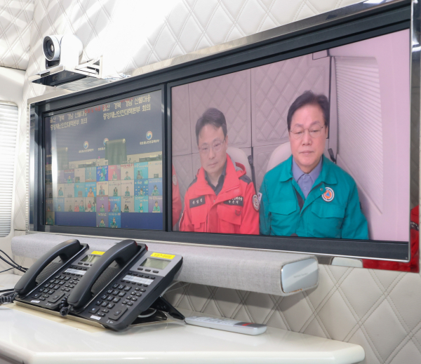 박완수 경남도지사는 23일 오후 6시 중앙재난안전대책본부 영상회의에 참석해 경남 지역 산불 대응 상황과 향후 계획을 직접 보고하며, 모든 가용 자원을 동원해 총력 대응 중이라고 밝혔다.