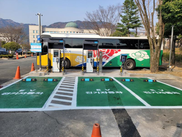 경상남도의회(의장 최학범)는 전기차 이용자의 충전시설 이용편의 제고를 위해 도의회 주차장에 공용 급속충전기(50kw) 2기, 완속충전기(7㎾) 1기를 추가 설치 완료하고 27일부터 본격적인 운영에 들어갔다.