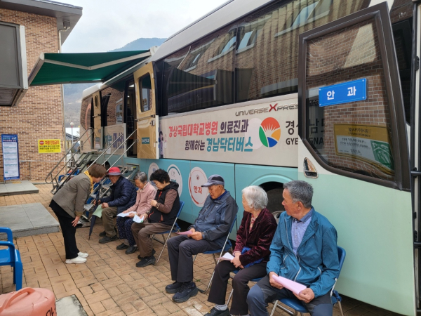 거창군은 27일 신원면 사랑누리센터에서 지역주민을 대상으로 ‘찾아가는 마산의료원 무료검진(도민주치의 경남닥터버스)’ 사업을 실시했다.
