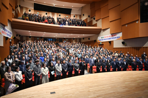 창녕군(군수 성낙인)은 3일 오전 11시 창녕문화예술회관 대공연장에서 ‘제32회 군민의 날 기념식’을 엄숙하고 차분한 분위기 속에서 개최했다.