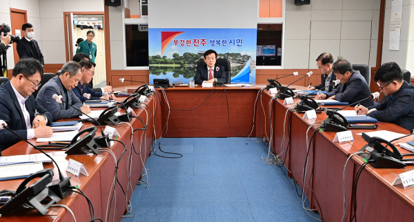 진주시는 4일 대통령 탄핵이 인용된 후 조규일 진주시장 주재로 긴급 대책회의를 열고 ‘공직기강 확립 특별대책반’을 구성·운영하기로 결정했다.
