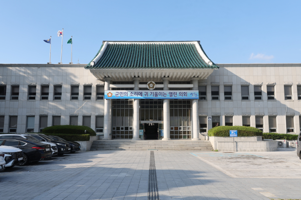 산청군의회(의장 김수한)는 지난 3일 의원협의회를 개최하고, 3월 21일 발생한 산청군 시천면 대형산불 피해 복구 지원을 위한 대책을 논의했다.