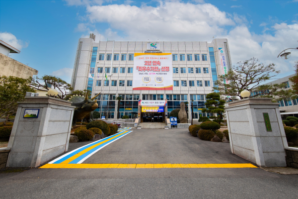 고성군(군수 이상근)은 2025년도 제1회 추가경정예산안으로 본예산 6,932억 원보다 477억 원(6.88%) 증액된 7,409억 원 예산안을 편성해 고성군의회 제301회 임시회에 제출하였다고 7일 밝혔다.