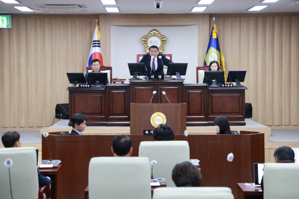 의령군은 민생현장기동대 운영 예산 등 생활 군정 정책이 대거 포함된 431억 증액 규모의 역대급 추경예산이 군의회에 원안대로 가결됐다고 8일 밝혔다.