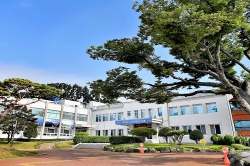 남해군 첫 번째 수소충전소인 ‘남해 수소충전소’ 준공식이 15일 해당 충전소 부지인 남해군 남해읍 평현리 205번지에서 개최된다.