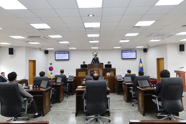 산청군의회(의장 김수한)는 23일까지 10일간의 일정으로 제304회 임시회를 개회하고 본격적인 의정활동에 돌입했다.