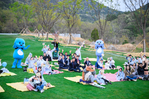 남해군 상주면 양아리 140-5번지 일원에 새롭게 조성된 ‘파라다랑스’가 공식 개장한 가운데, 지난 12일∼13일 이틀간 공식 개장 행사 ‘웰컴 투 파라다랑스’가 개최됐다.