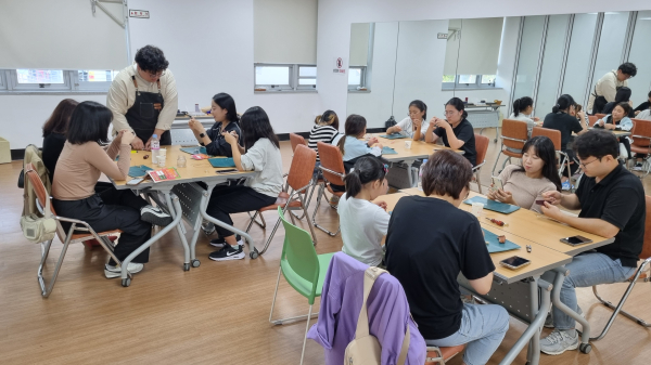 사천문화재단(대표이사 김병태)은 문화체육관광부와 한국문화예술교육진흥원이 주관하는 2025 생활밀착형 문화예술교육 지원사업 '가가호호(家加好好)' 운영기관 공모사업에 최종 선정돼 국비 4천만 원을 확보했다.