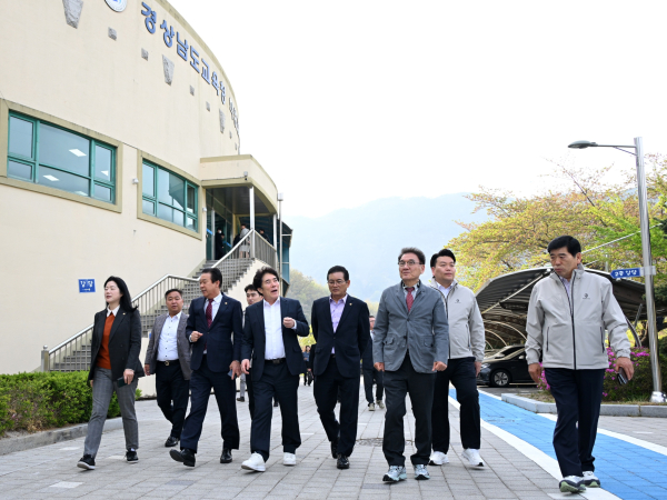 경상남도의회 교육위원회(위원장 이찬호)는 16~17일 1박 의령군 및 합천군 소재 교육기관을 방문하여 교육현장 운영 현황을 점검하고, 관련 기관의 애로사항을 청취하는 현지 의정활동을 실시하였다.