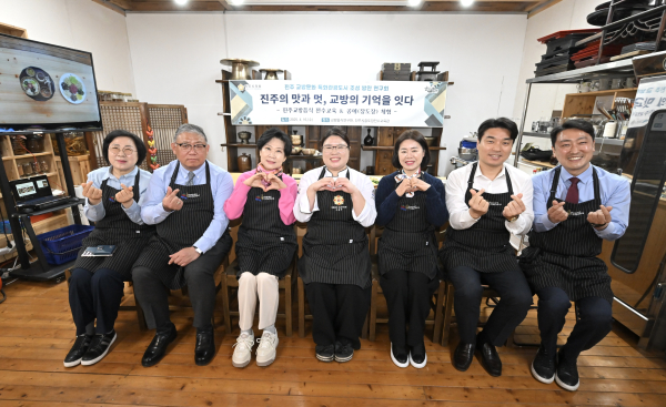 진주시의회 의원 연구단체 ‘진주 교방문화 특화관광도시 조성 방안 연구회’는 16일 지역 대표 관광 아이템을 진주교방문화와 유기적으로 연결하는 현장 체험행사를 성공리에 개최했다고 밝혔다.