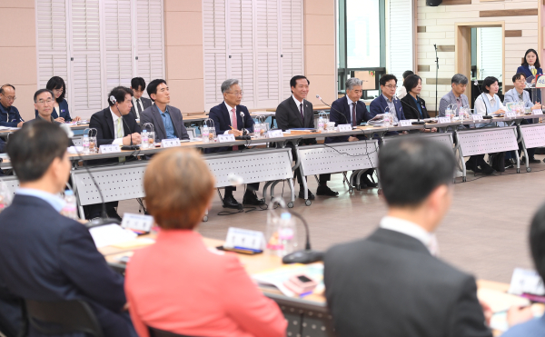 거창군은 지난 17일 군청 대회의실에서 거창교육지원청 교육장, 관내 초·중·고 학교장, 대학 총장 등 40여 명이 참석한 가운데 교육정책 사업 간담회를 개최했다고 밝혔다.