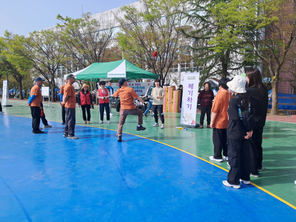 거창군장애인체육회(회장 구인모)는 지난 18일 거창스포츠파크 인라인스케이트장에서 선수, 임원, 봉사자 등 140여 명이 참석한 가운데 제11회 거창군 장애인체육대회를 개최했다.