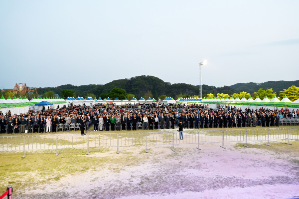 창녕군(군수 성낙인)은 지난 18~20일 남지유채단지 및 남지체육공원 일원에서 개최된 ‘제20회 창녕낙동강유채축제’에 30만여 명의 관광객이 방문해 성공적인 축제로 치러졌다.