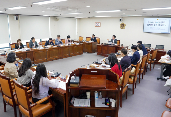 경상남도의회 교육위원회 이찬호 위원장(국민의힘, 창원5)은 21일 경상남도의회 교육위원회 회의실에서 ‘학교 시설 확충 및 통학로 개선 대책 간담회’를 개최하였다.
