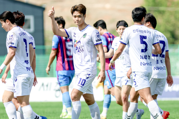 진주시민축구단이 지난 20일 세종시민운동장에서 열린 2025 K4리그 7라운드 세종SA축구단과의 원정경기에서 2–1 역전승을 거뒀다.