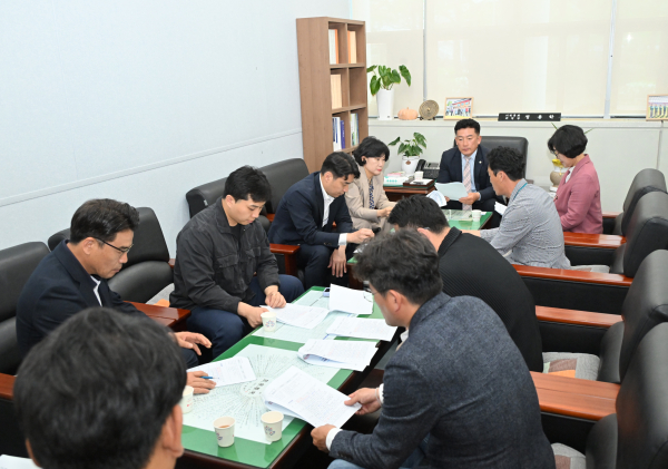 진주시의회 기획문화위원회(위원장 정용학)는 23일 축제 관계자와 간담회를 통해 지난 4월 19일부터 이틀간 진양호 다이나믹광장에서 개최된‘2025년 진주딸기축제’의 주요 성과 및 개선사항을 공유하고 향후 계획을 논의했다.