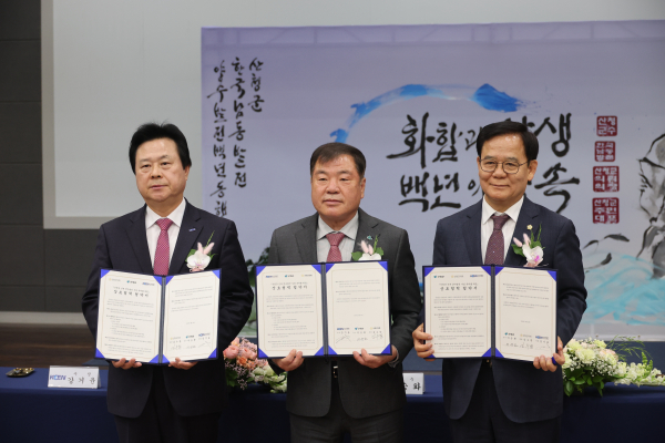 산청군의회(의장 김수한)는 지난 25일 산청군-한국남동발전(주)-산청군의회 간 체결한 신규 양수발전소 유치 양해각서(MOU) 체결식에 참석해 지역 발전을 위한 적극적 의지를 나타냈다.