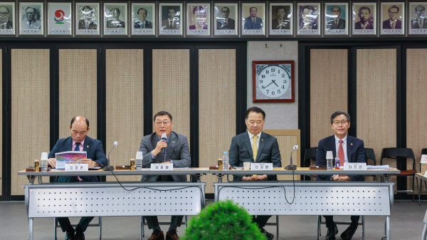 합천군(군수 김윤철)은 25일 합천군청 대회의실에서 신성범 국회의원과 김윤철 군수, 장진영 도의원, 정봉훈 군의회 의장 및 군의원, 국·직속기관장, 부서장 등 50여명이 참석한 가운데 정책간담회를 개최했다.