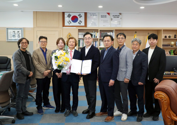 하동군은 지난 25일 지역의 건축과 도시 발전을 이끌어갈 제2대 총괄건축가로 경상국립대학교 건축학과 최만진 명예교수를 위촉했다고 28일 밝혔다.