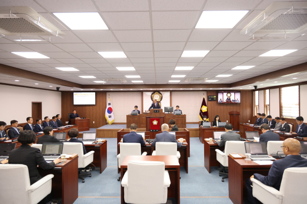 합천군의회(의장 정봉훈)는 28일 제289회 합천군의회 제1차 본회의를 개회하고, 4월 28일부터 5월 1일까지 4일간의 일정으로 회기를 운영한다고 밝혔다.