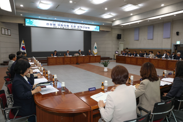 산청군은 28일 군청 대회의실에서 ‘신성범 국회의원 초청 정책간담회’를 개최하고 양수발전소 건립사업 등을 논의했다고 밝혔다.