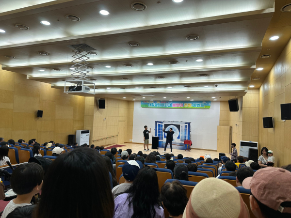 합천군 대장경테마파크에서 봄맞이 주말 공연 프로그램을 운영한다.