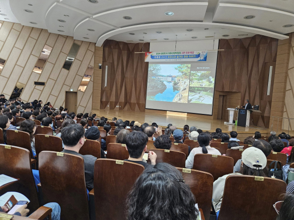 진주시는 지난 28일 경상국립대학교 가좌캠퍼스 언어교육실에서 유홍준 명지대학교 석좌교수를 초청해 ‘우리나라 숨겨진 정원 이야기’라는 주제로 ‘2025 대한민국 정원산업박람회 사전 초청 특강’을 개최했다.