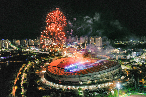진주시는 2일 오후 6시 진주종합경기장에서 경상남도 최대의 스포츠 축제인 ‘제64회 경상남도민체육대회(이하 ‘경남도민체전’)’의 개회식을 성공적으로 개최하며, 오는 5일까지 4일간의 대장정을 시작했다고 밝혔다.