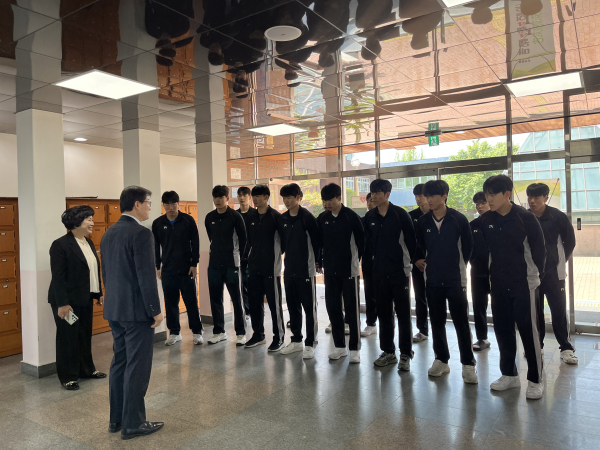진주교육지원청(교육장 김경규)은 2025. 하늘내린인제배 전국중고배구대회와 제64회 도민체육대회에서 우승을 차지한 진주동명고를 격려 방문했다.